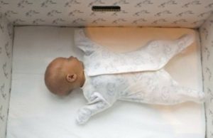 Este es el país donde bebés duermen en cajas de cartón. La razón es genial