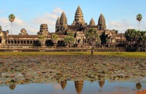 Arrestan a 3 turistas por tomar fotos de sus traseros en Angkor Wat, una maravilla del mundo