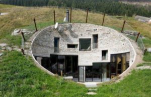 Una Asombrosa Casa Está Escondida Dentro De Una Colina En Suiza. Y Tiene Esa Vista Espectacular