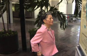 Con 80 años de edad esta mujer se graduó en la universidad a la vez que sus dos nietos