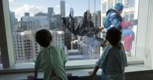 Ellos se vistieron como superhéroes para limpiar las ventanas de este hospital de niños