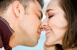 ¿Por qué cerramos los ojos cuando besamos? la razón te sorprenderá…