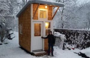 Chico de 13 años construye su propia casa: Mira su obra maestra de 9 m2 cuando abre la puerta