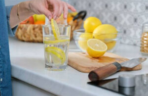 Beneficios de beber agua tibia de limón