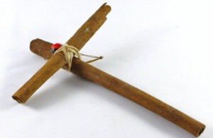 Cruz de canela para protección del hogar