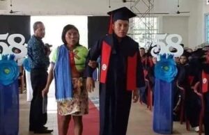 Joven indígena se gradúa y lleva de la mano a su orgullosa Madre para recibir su titulo