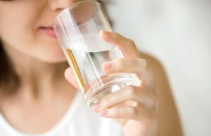 Beneficios de beber agua en ayunas
