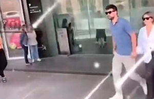 Momento en que le vociferaron a Clara Chía en la calle junto a Piqué