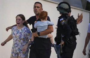 Terror en Israel: Oigo sus voces y golpean la puerta. Estoy con mis dos hijos pequeños