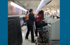 Mujer se vuelve loca y destroza el mostrador del Aeropuerto Int. de Ciudad México